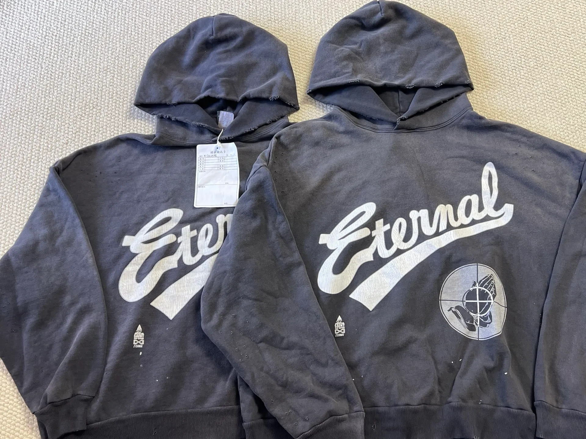 Pattern vs original SAINT Mxxxxxx × FEAR OF GOD FG_HOODIE/SNT OF GOD/BLK FOG joint model ETERNAL praying crosshair distressed hoodie. Washed black S-XL This season's hot and super popular joint model. The original version is the same. Spring and summer thin fabrics are comfortable on the upper body. The BOXY version with short fat and wide shoulder line is a fashion favorite. It has a high-end feel. Heavy washing and water fading technology. The horse is repositioned. Too much wear and damage and graffiti treatment. Correct version FOG co-branded main mark/wash mark/little angel mark
